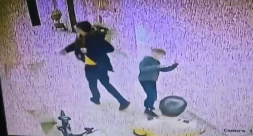 استانادا بالالاردى بەلگىسىز بىرەۋ سوققىعا جىققان