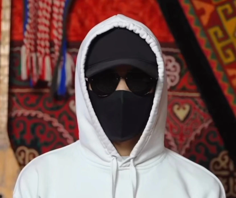 قارا بەتپەردە تاعىپ, قايىرىمدىلىق جاساپ جۇرگەن جىگىت ديماش قۇدايبەرگەن بە؟