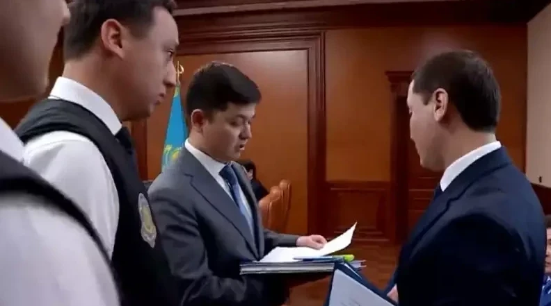 «ارامىزدا ساتقىندار بار». شىمكەنتتىڭ اكىمى جينالىس ۇستىندە قاراماعىنداعى شەنەۋنىكتى ۇستاتىپ جىبەردى (ۆيدەو)