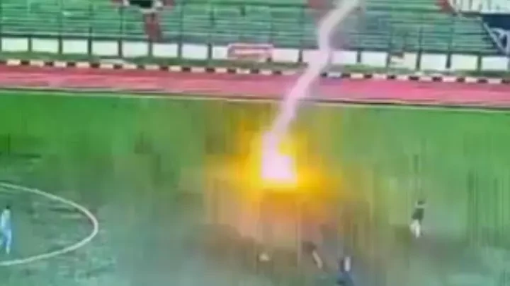 ماتچ كەزىندە فۋتبول ويىنشىسىنا نايزاعاي ءتۇستى