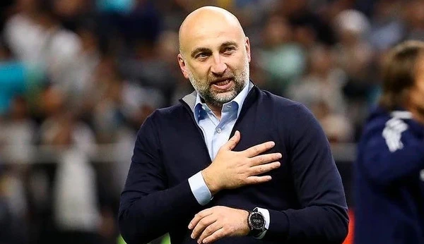 فۋتبولدان قازاقستان قۇراماسىنىڭ باس باپكەرى قىزمەتىنەن كەتەدى