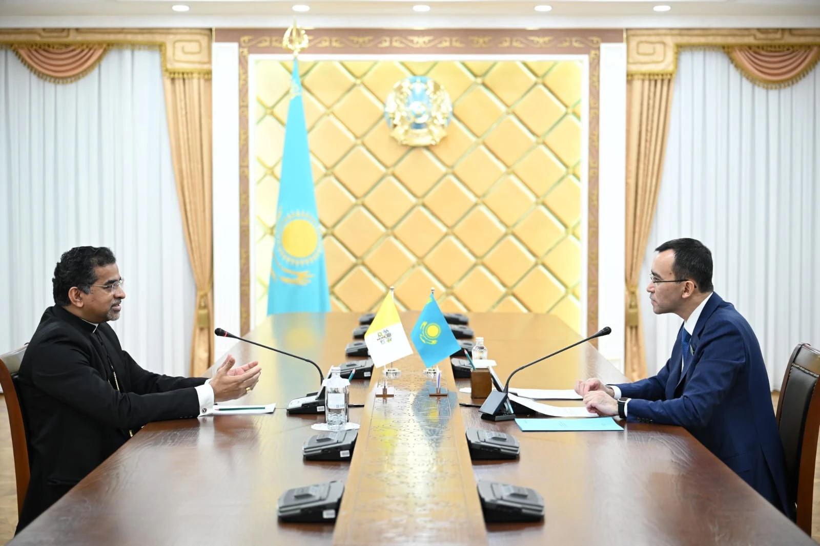 سەنات توراعاسى قاسيەتتى تاقتىڭ قازاقستانداعى اپوستولدىق نۋنتسيىمەن كەزدەستى