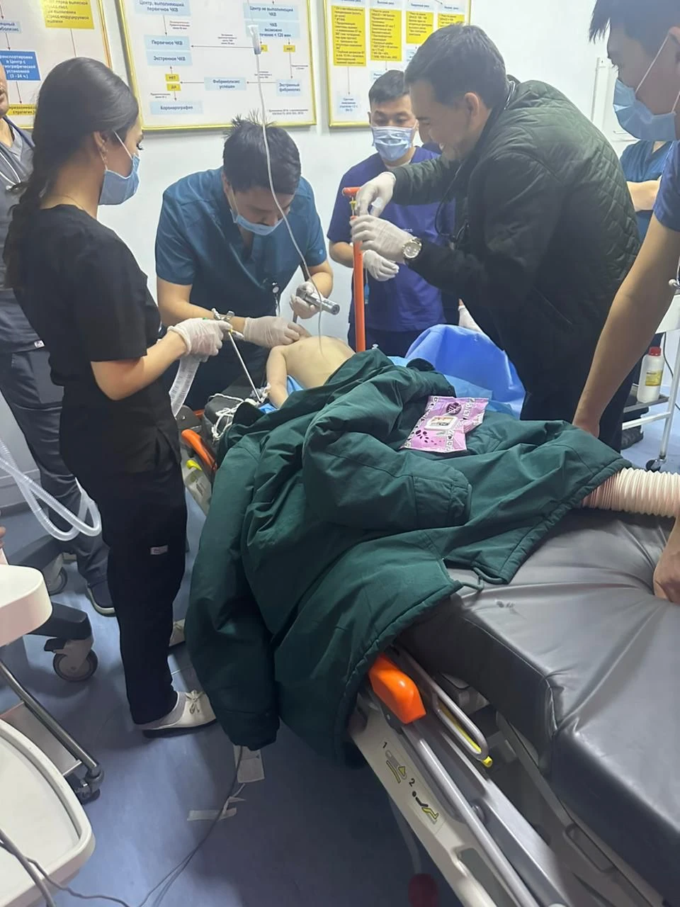 جەدەل جاردەم جەتكىزىپ ۇلگەرمەسە دە, دارىگەرلەر بالانى اجالدان الىپ قالدى