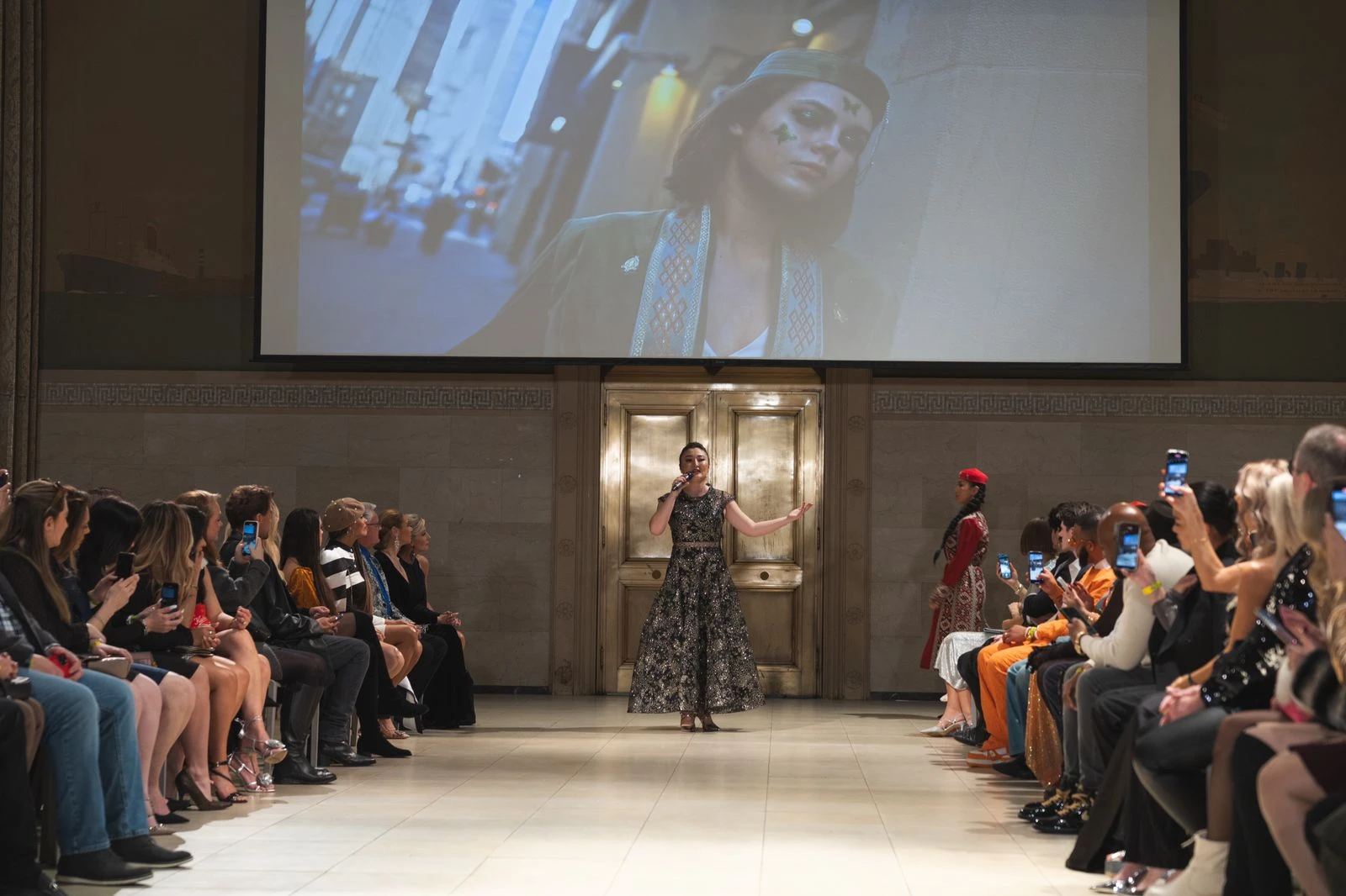 «New York Fashion Week-2024» حالىقارالىق ءسان كورسەتىلىمىندە ءانۇرانىمىز شىرقالدى