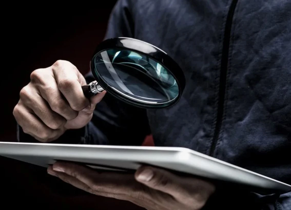 جەكە دەتەكتيۆ قىزمەتى قاجەت پە؟