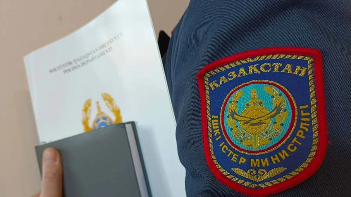 اكىمدىك قىزمەتكەرى قىزدى ۇرىپ-سوعىپ, كۇش كورسەتكەن: جەلىدەگى ۆيدەو جۇرتتى اڭ-تاڭ قىلدى