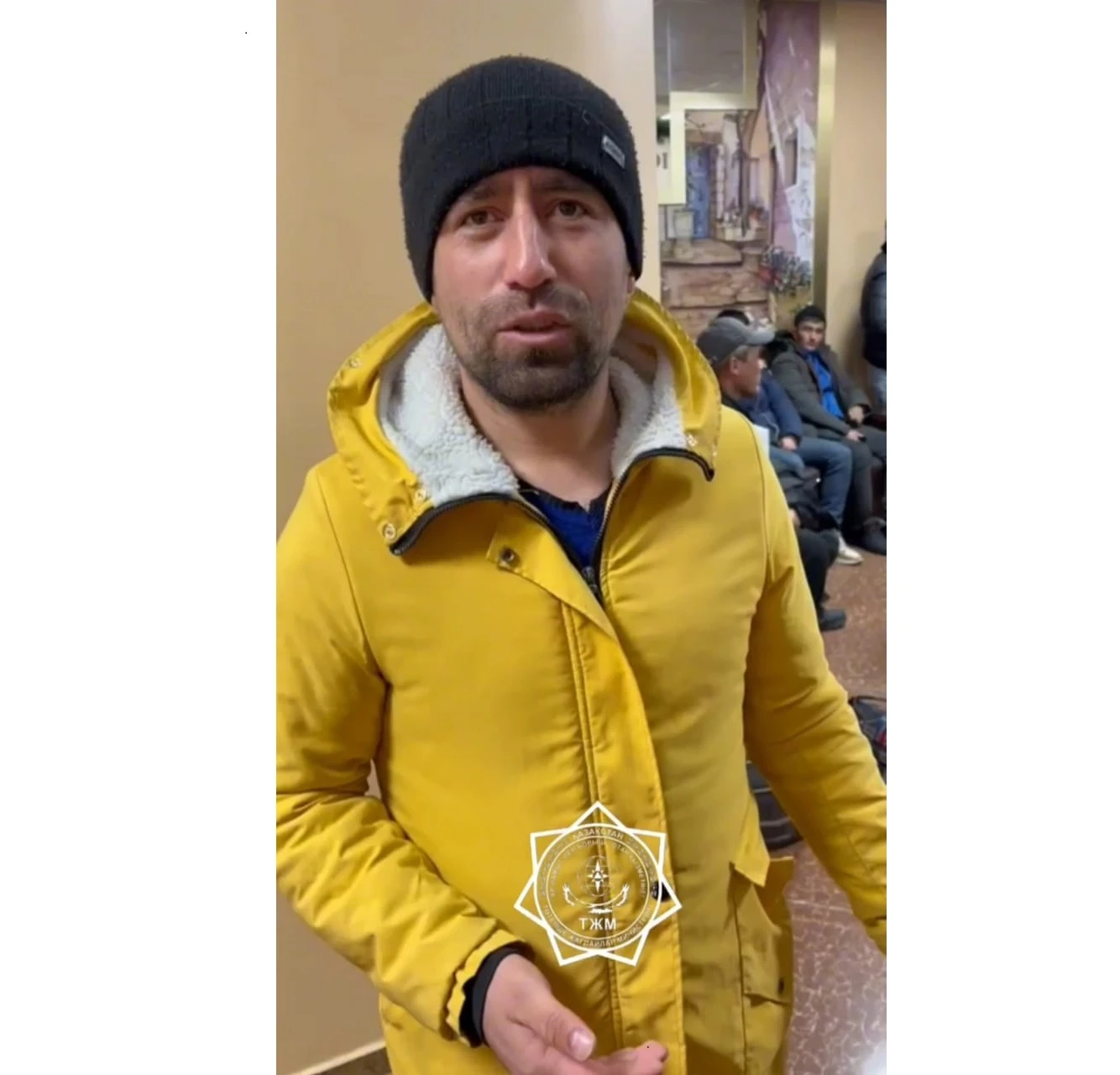 قۇتقارۋشىلار شەتەلدىكتەرگە كومەكتەستى