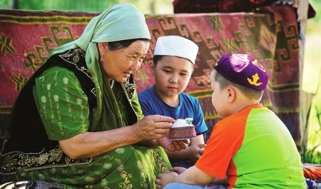 ۇرپاققا ۇلگى كورسەتۋ – پارىز