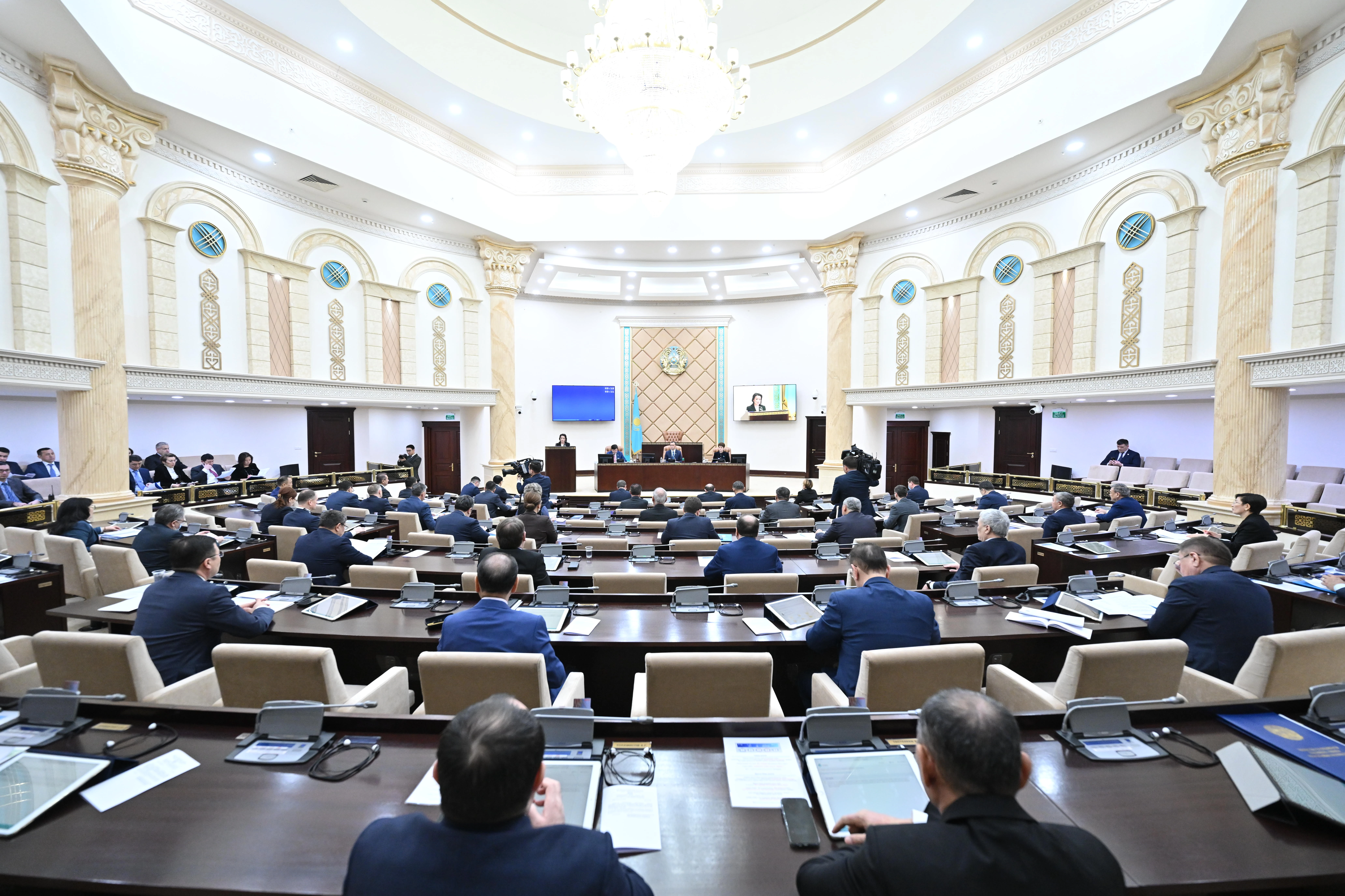 سەناتورلار بيزنەسكە اكىمشىلىك جۇكتەمەنى ازايتۋ تۋرالى زاڭدى قارادى