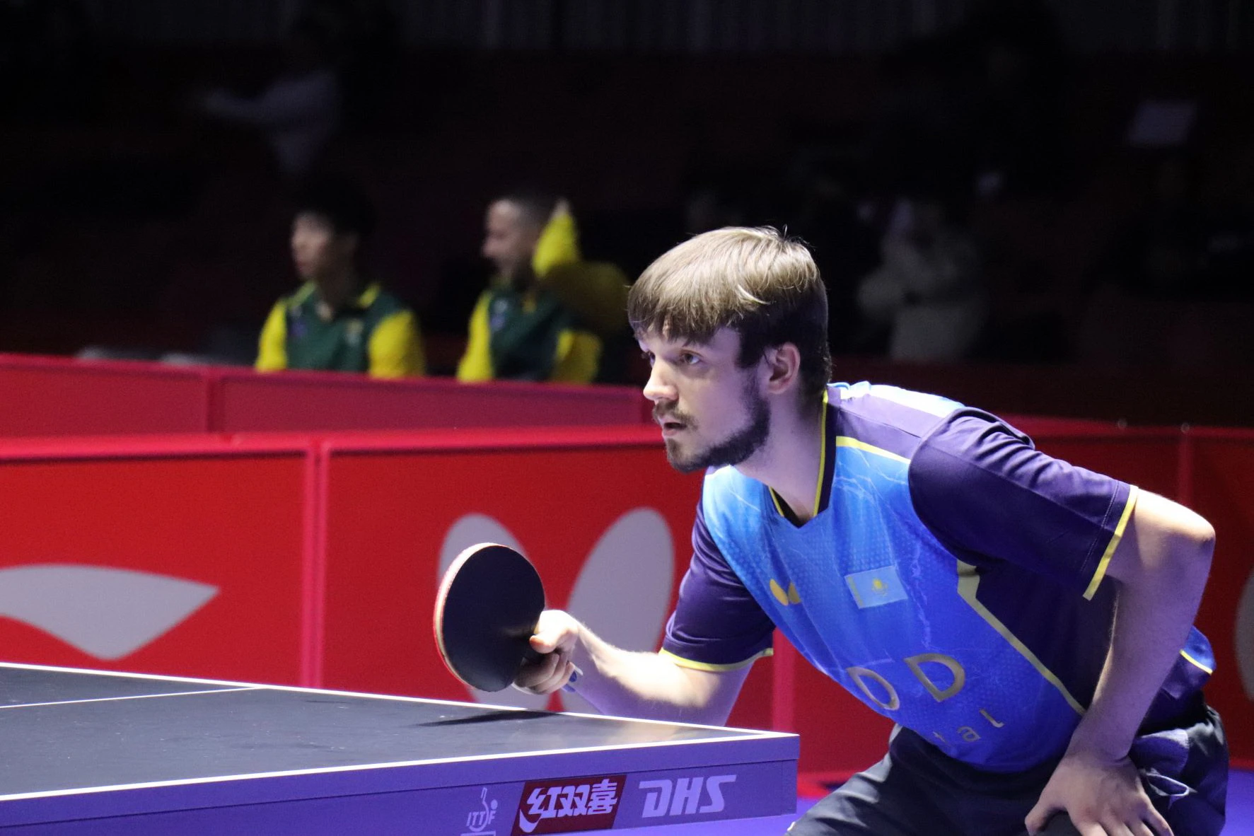 جىگىتتەر جانتالاسىپ جاتىر