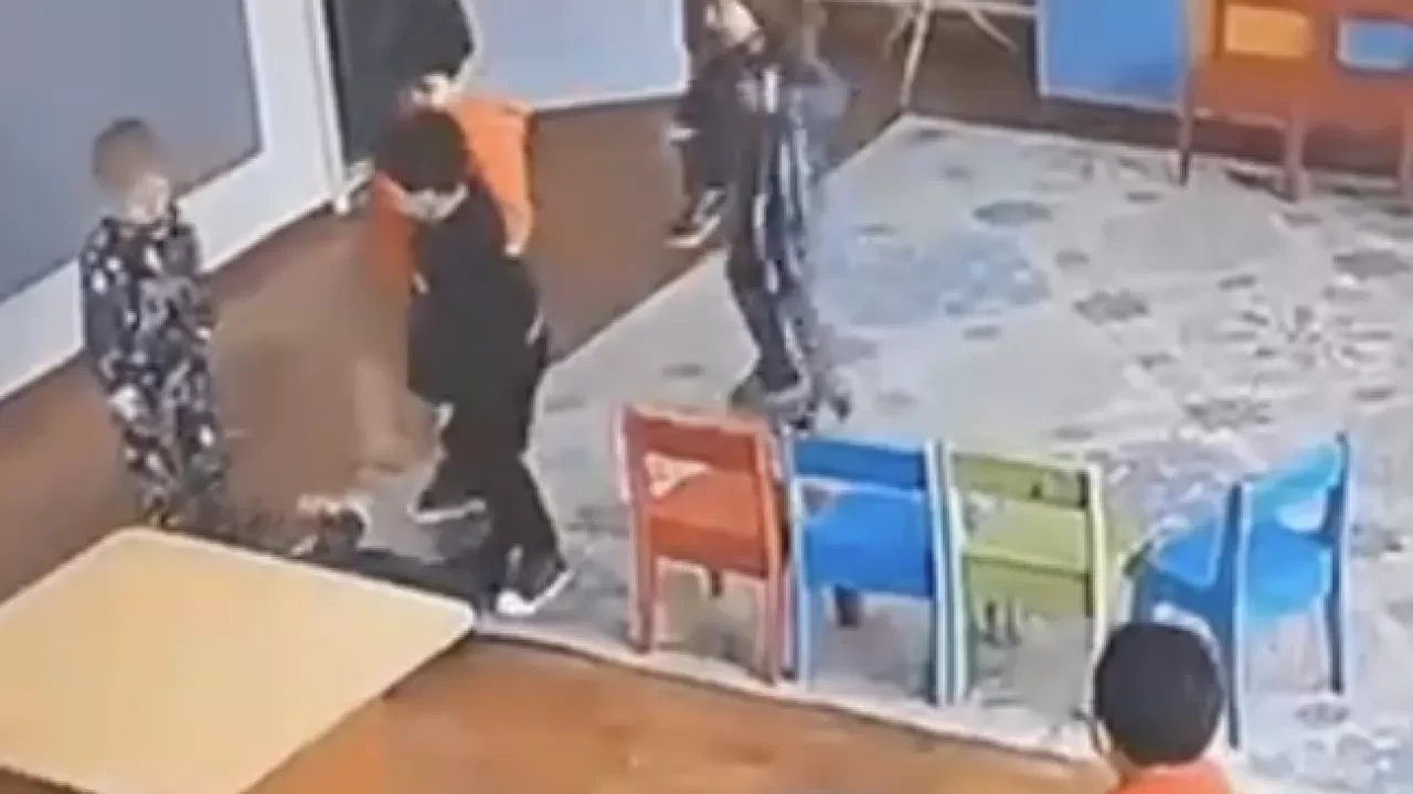 الماتىداعى بالاباقشادا بالا اياۋسىز سوققىعا جىعىلعان (ۆيدەو)