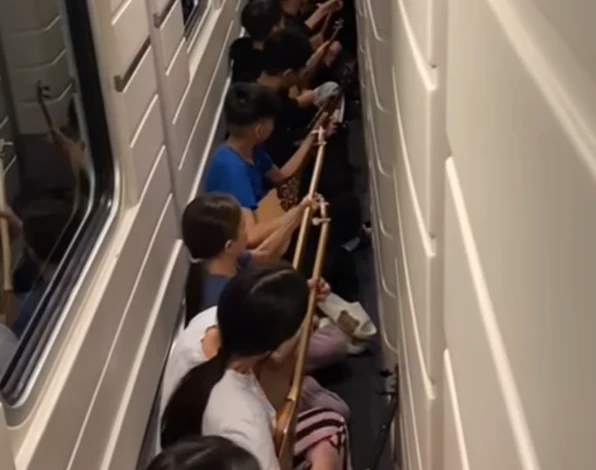 پويىزدا كۇي تارتقان جاس دومبىراشىلار جولاۋشىلاردى ءتانتى ەتتى