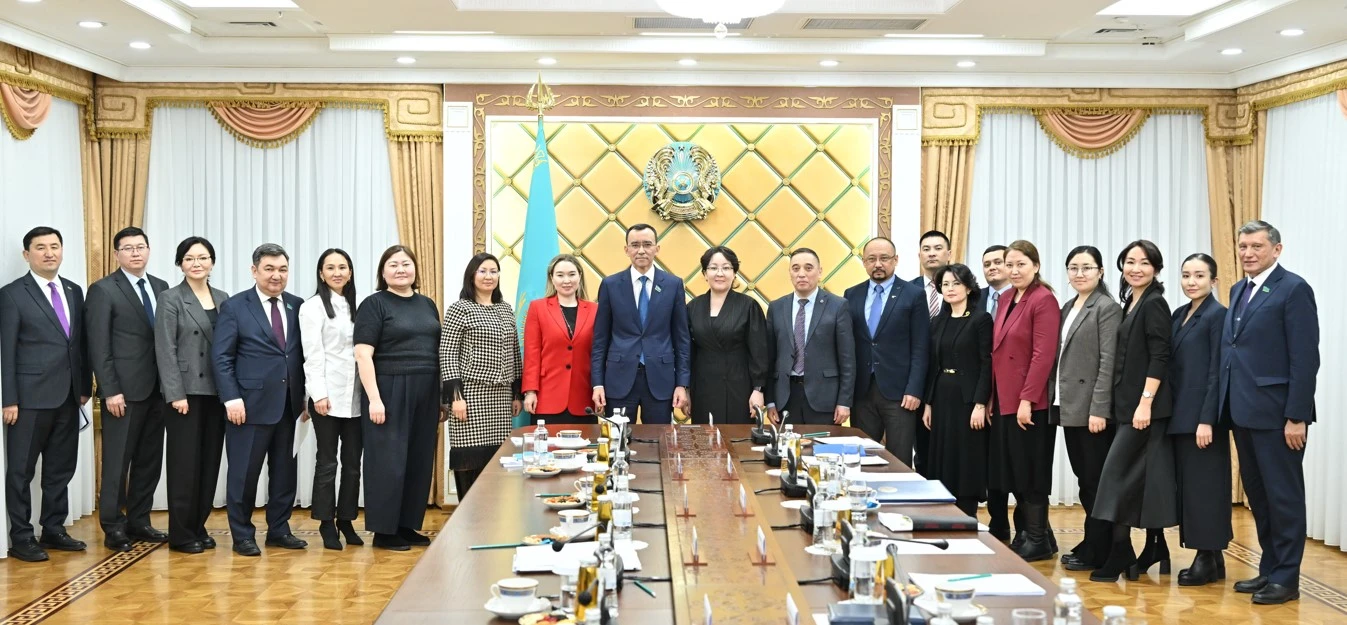 زاماناۋي مەكتەپ – جاڭاشىل قوعامنىڭ باسپالداعى