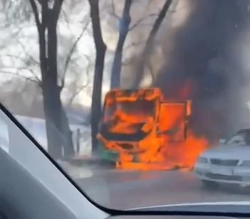 الماتىدا اۆتوبۋس تولىعىمەن ورتەنىپ كەتتى