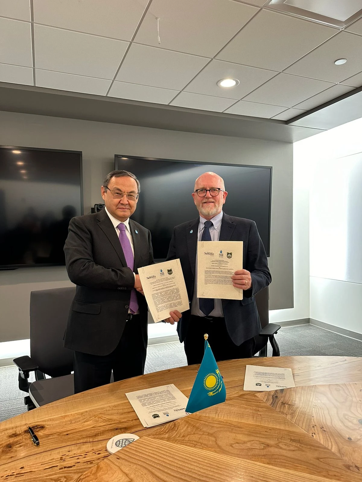 اقش ۋنيۆەرسيتەتىمەن ارىپتەستىك ورناماق