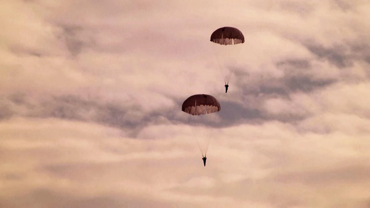 دەسانتشى قىزدار اسپان استىندا قالقىدى