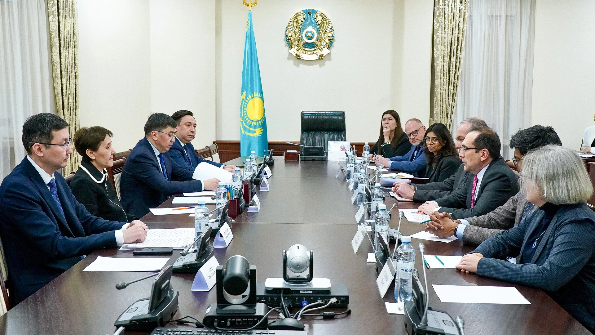 دۇنيەجۇزىلىك بانك وكىلدەرىمەن كەزدەستى