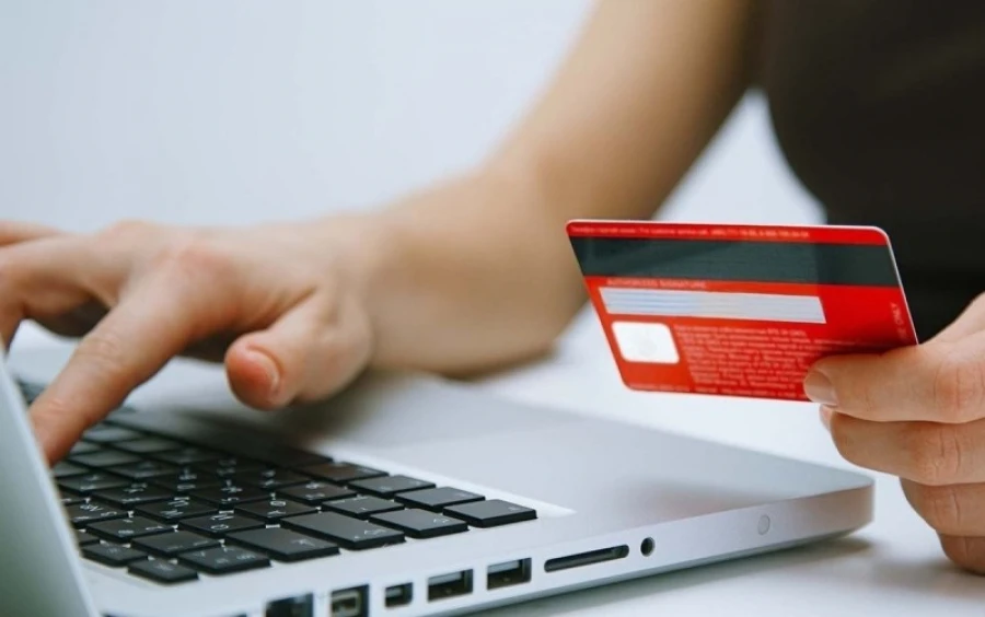 بانك قىزمەتكەرى كليەنتتەرىن 35 ميلليون تەڭگەگە الداپ كەتتى