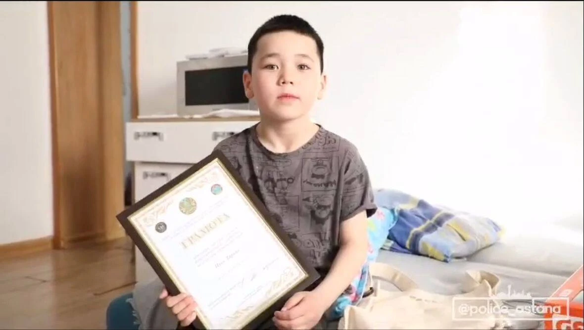 قۇربىسىن قۇتقارۋعا كومەك شاقىرىپ ۇلگەرگەن 7 جاسار بالا ماراپاتتالدى