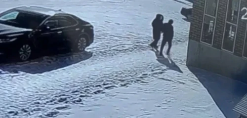 13 جاسار قىزدى اڭدىعان قاسقوي پوليتسەيگە پىشاق سۇقتى (ۆيدەو)