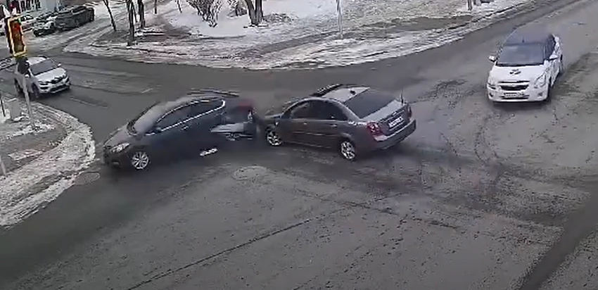 جول ەرەجەسى وزگەردى: پوليتسيا باعدارشامنىڭ سارى تۇسىنە قاتىستى ەسكەرتۋ جاسادى