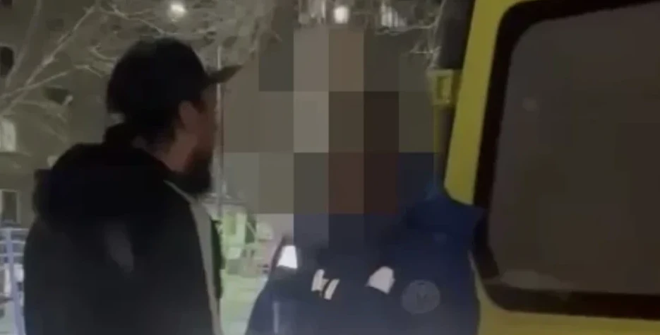 بۇزاقىلىق بابىنا اۋىستى. جەدەل جاردەم جۇرگىزۋشىسىن ۇرعان جىگىتتىڭ ءىسى جەڭىلدەتىلدى