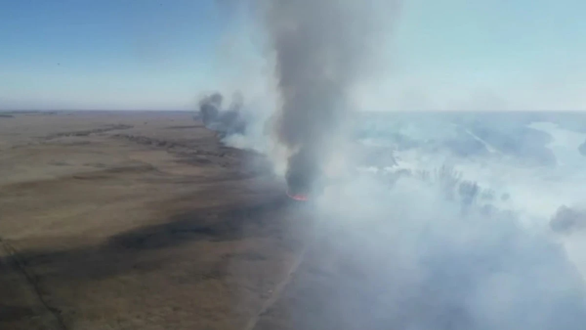 اتىراۋ وبلىسىنداعى قامىس ءورتىن سوندىرۋگە تىكۇشاق جىبەرىلدى