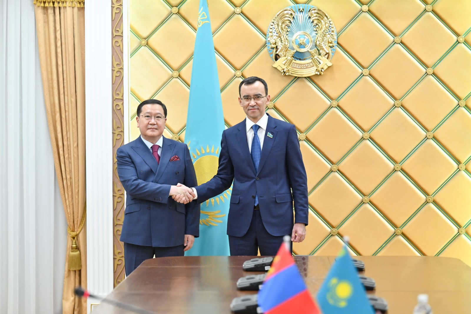 ماۋلەن اشىمباەۆ موڭعوليانىڭ قازاقستانداعى ەلشىسىمەن كەزدەستى