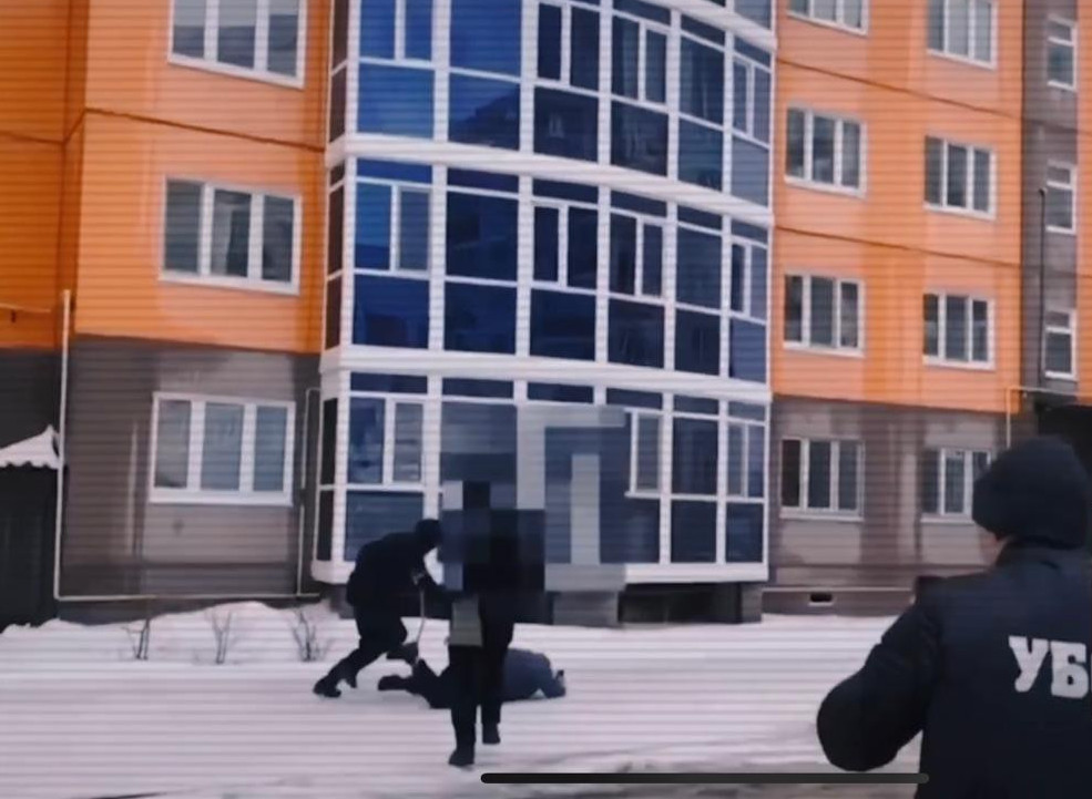 «ەكى كۇن قاماپ ۇستاعان». بوپسالاۋشىلاردان قاشپاق بولعان جىگىت 5-قاباتتان سەكىرىپ كەتتى (ۆيدەو)