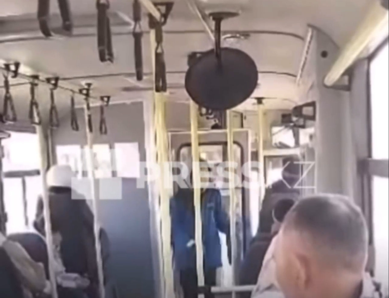 اتىراۋدا جولاۋشى اۆتوبۋس جۇرگىزۋشىسىن سوققىعا الدى