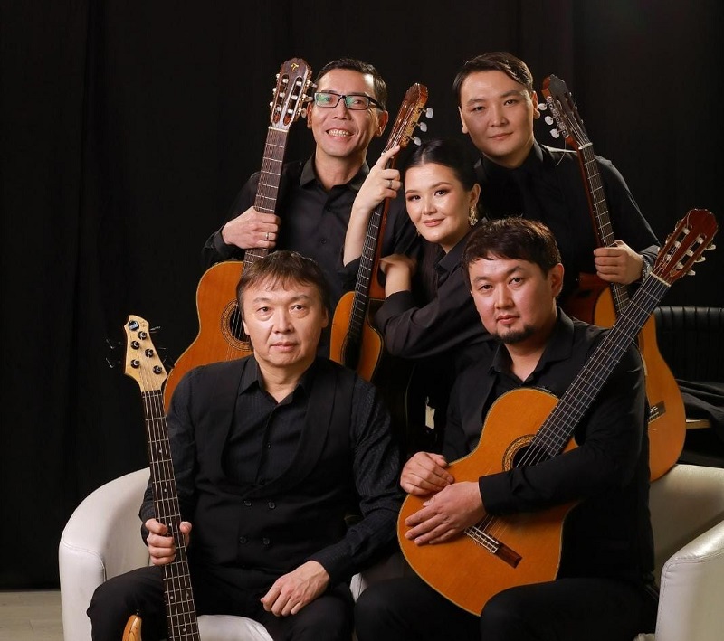 كۇيدى دە گيتارامەن تارتادى