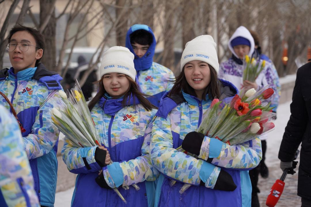 ەلوردالىق ەرىكتىلەر مەرەكە يەلەرىنە قىزعالداق سىيلاپ ءجۇر
