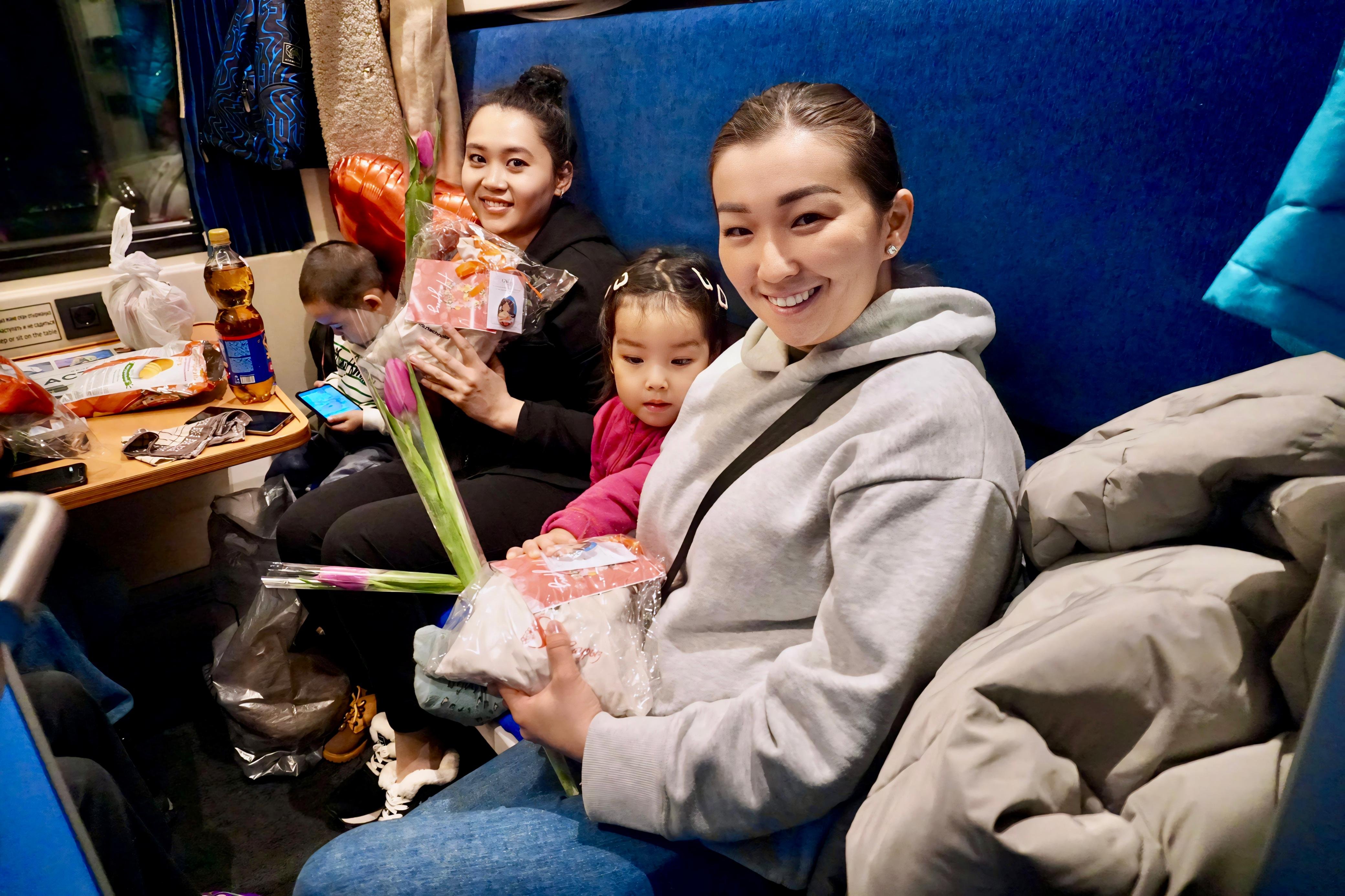 مەرەكەگە وراي جولاۋشىلار پويىزىندا گۇلدەر مەن سىيلىقتار تاراتىلدى