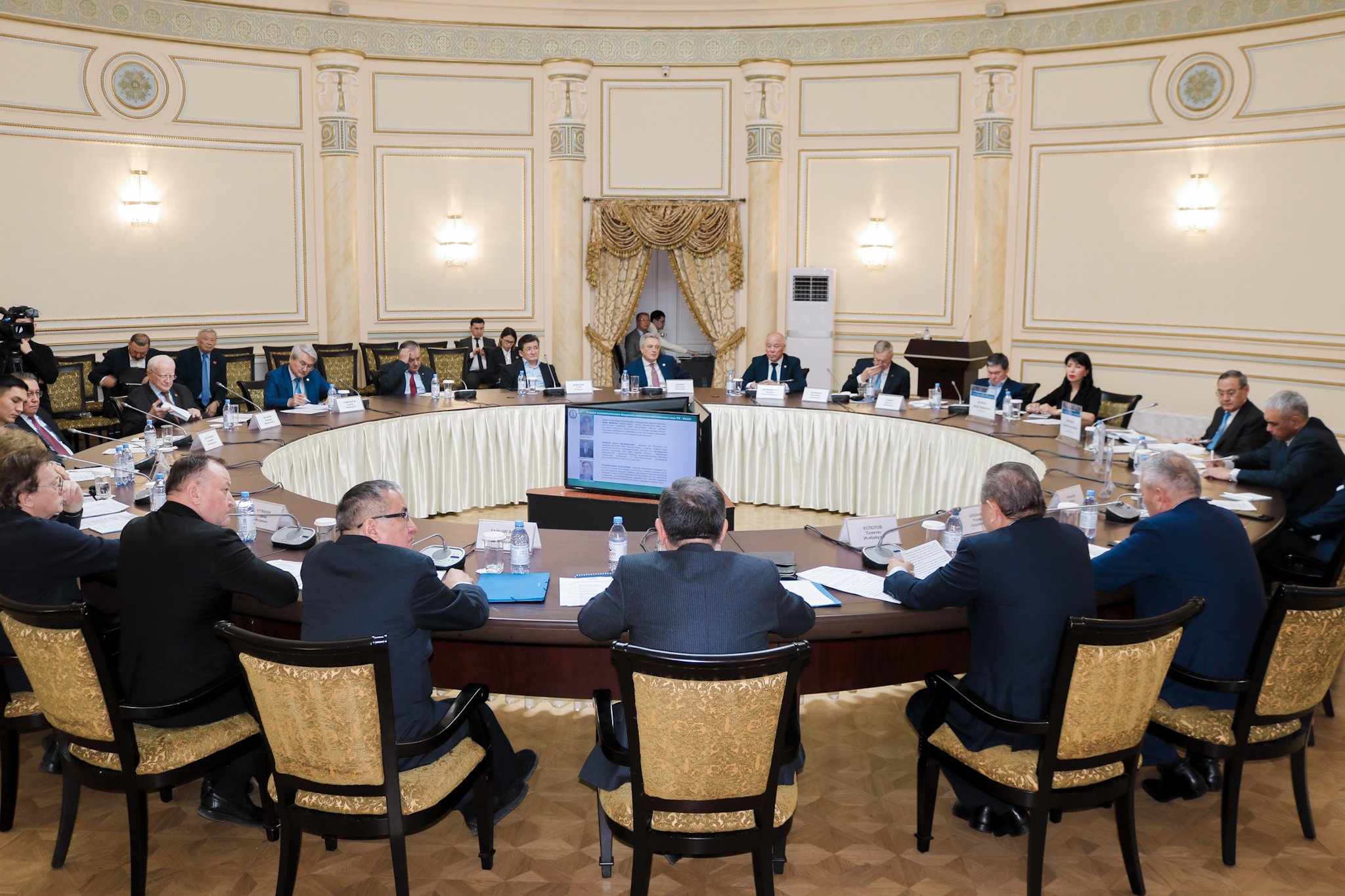 اكادەميانىڭ جاڭاشا كۇن ءتارتىبى