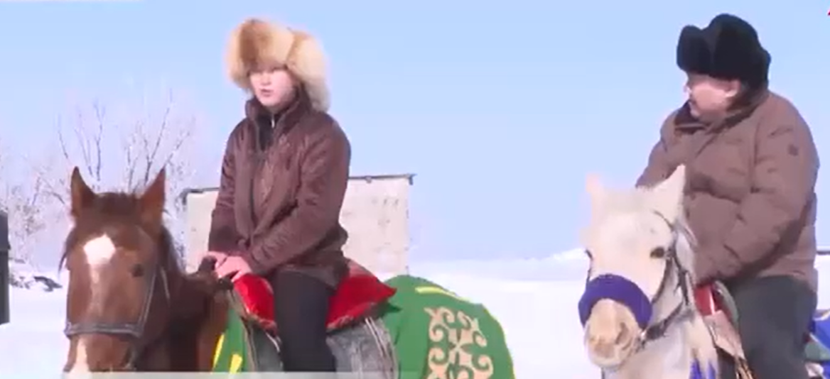 شاباندوز قىز: جەزقازعاندىق 13 جاستاعى وقۋشى 2 ءۇيىر جىلقى باعىپ وتىر