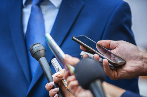 جۋرناليستەردىڭ سوت زالىنا كىرۋ قۇقىعى قانداي؟ جوعارعى سوت سۋدياسى ءتۇسىندىردى