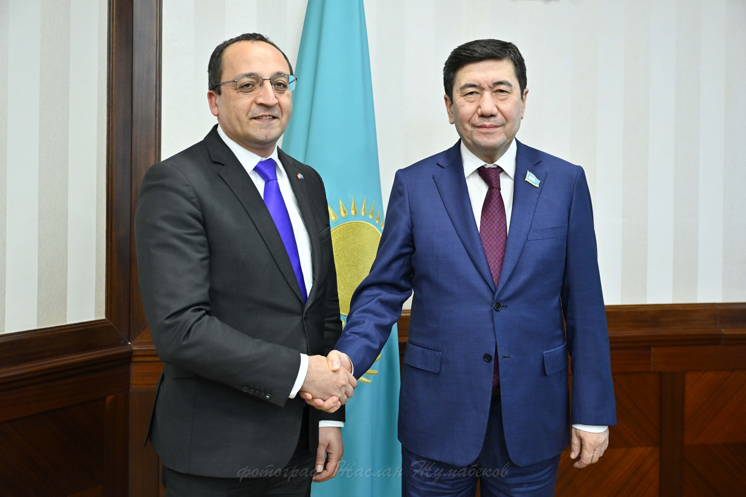 شۆەيتساريا ەلشىسىمەن كەزدەستى