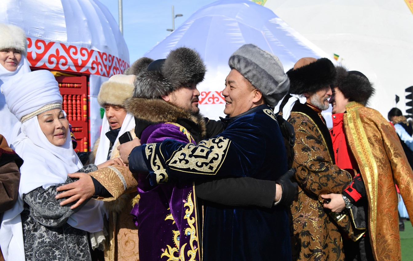 كورىسۋ كۇنى: قىرداعى ەل ويداعى ەلمەن ارالاسىپ...