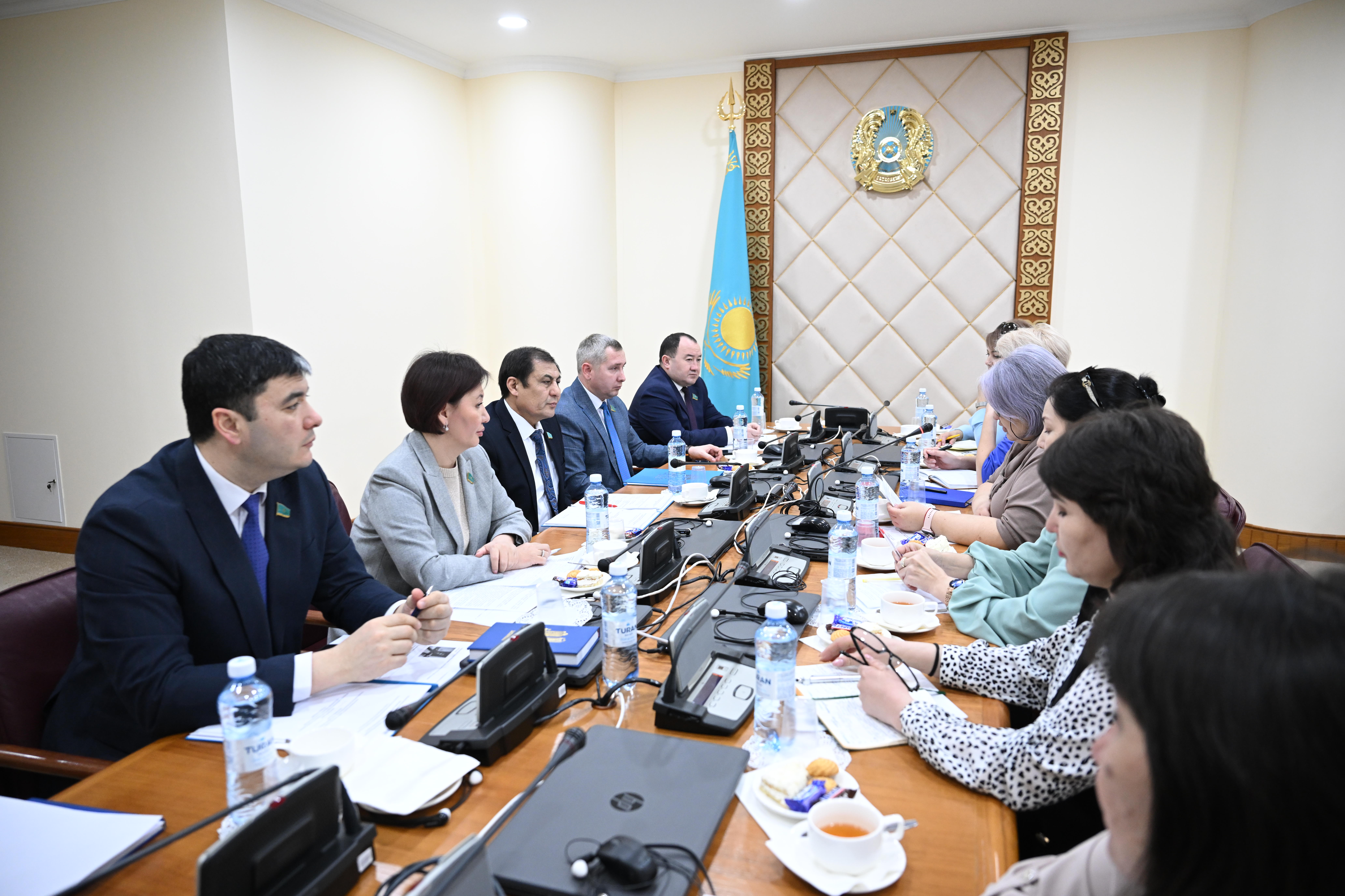 سەناتورلار اسكەري قىزمەت جاعدايىن جاقسارتۋ ماسەلەسىن تالقىلادى