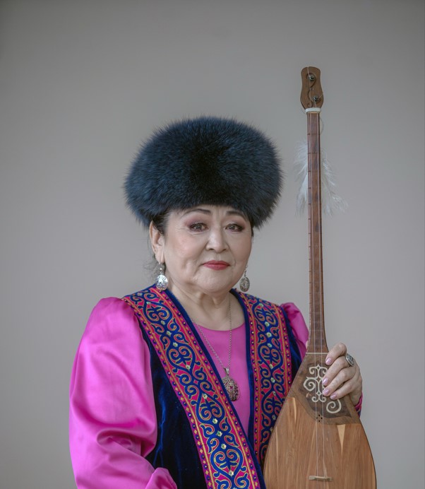 اينالايىن كوكشەدەن, ەركەلەتكەن!