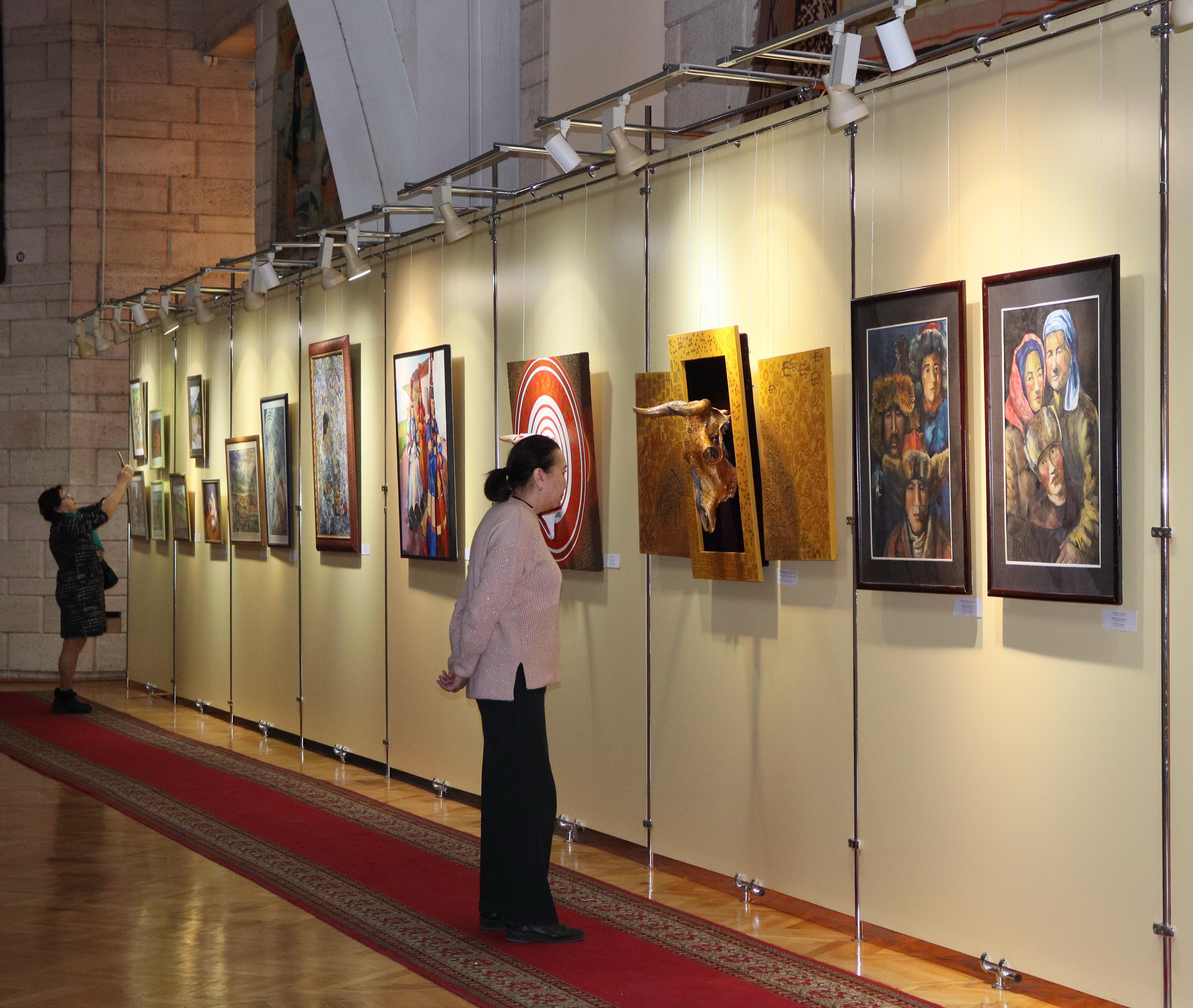 «ءبىر شاڭىراق استىندا»: قىلقالام شەبەرلەرى تىڭ تۋىندىلارىن ۇسىندى