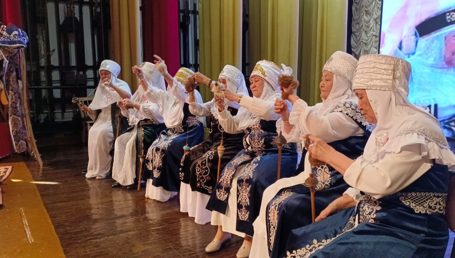 اسىل اجەم, اق اجەم...