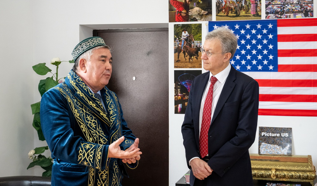 اقش ەلشىسى اۋىلعا كەلدى