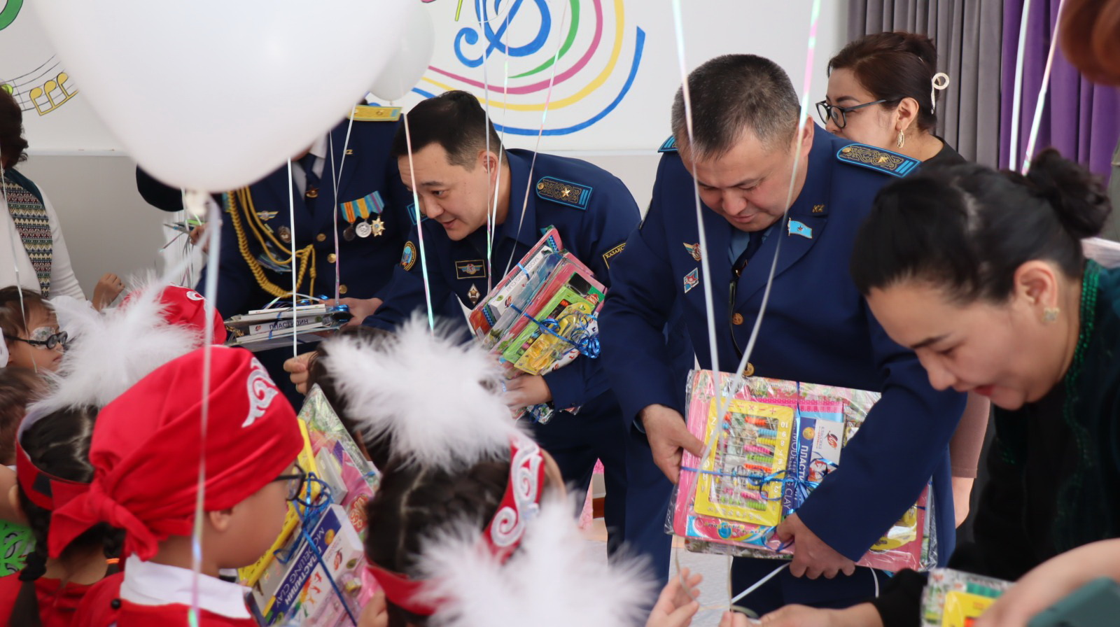 اسكەريلەردىڭ بالالارعا سىيى