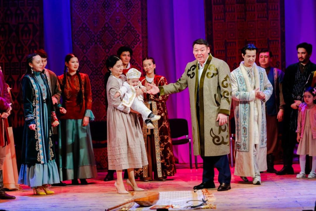 «شاڭىراق» كۇنى ەلوردالىق تەاتردا ونەرلى وتباسى بالالارىنىڭ تۇساۋىن كەستىردى