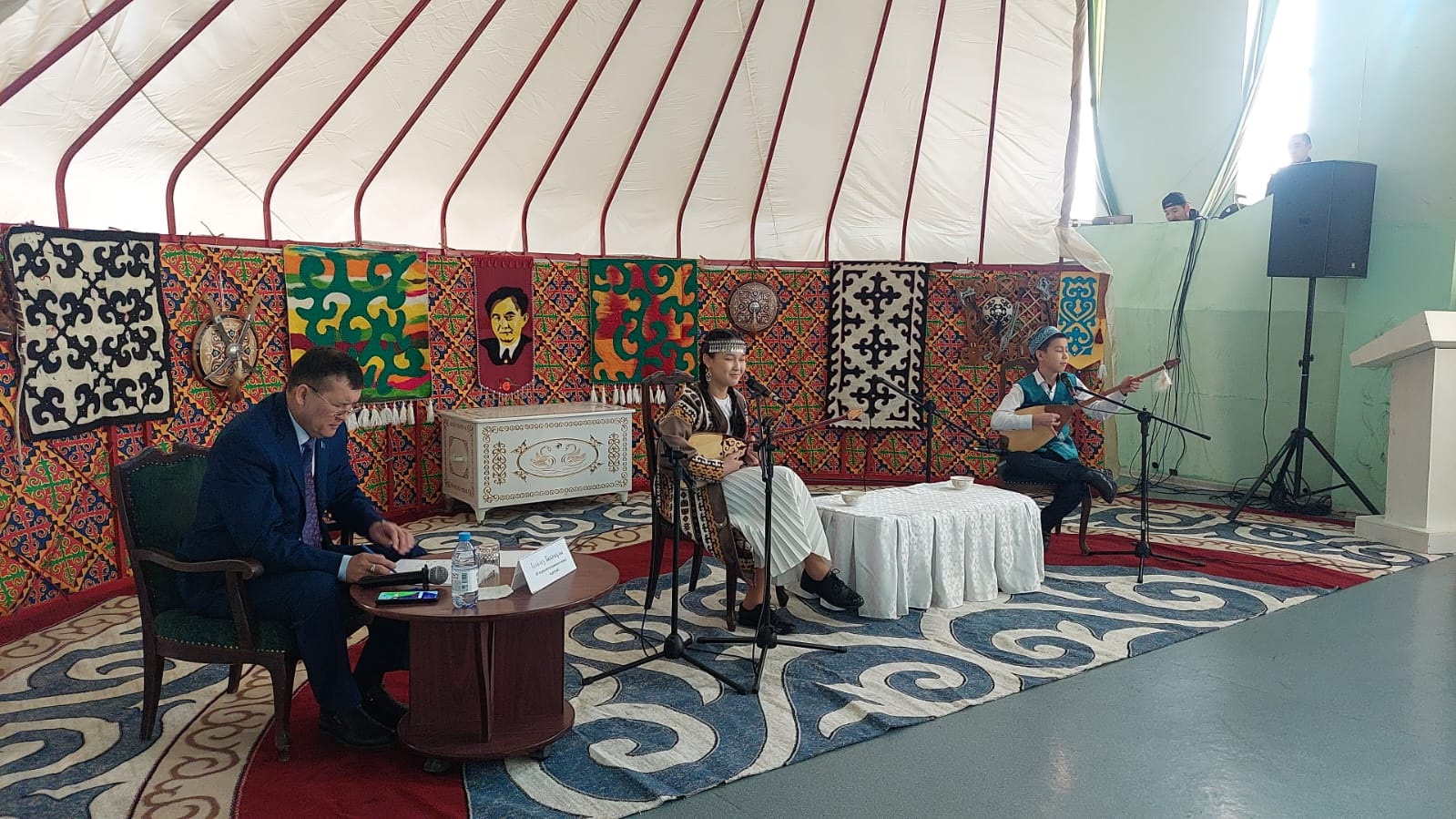 جاس جۇرەك جىرلايدى