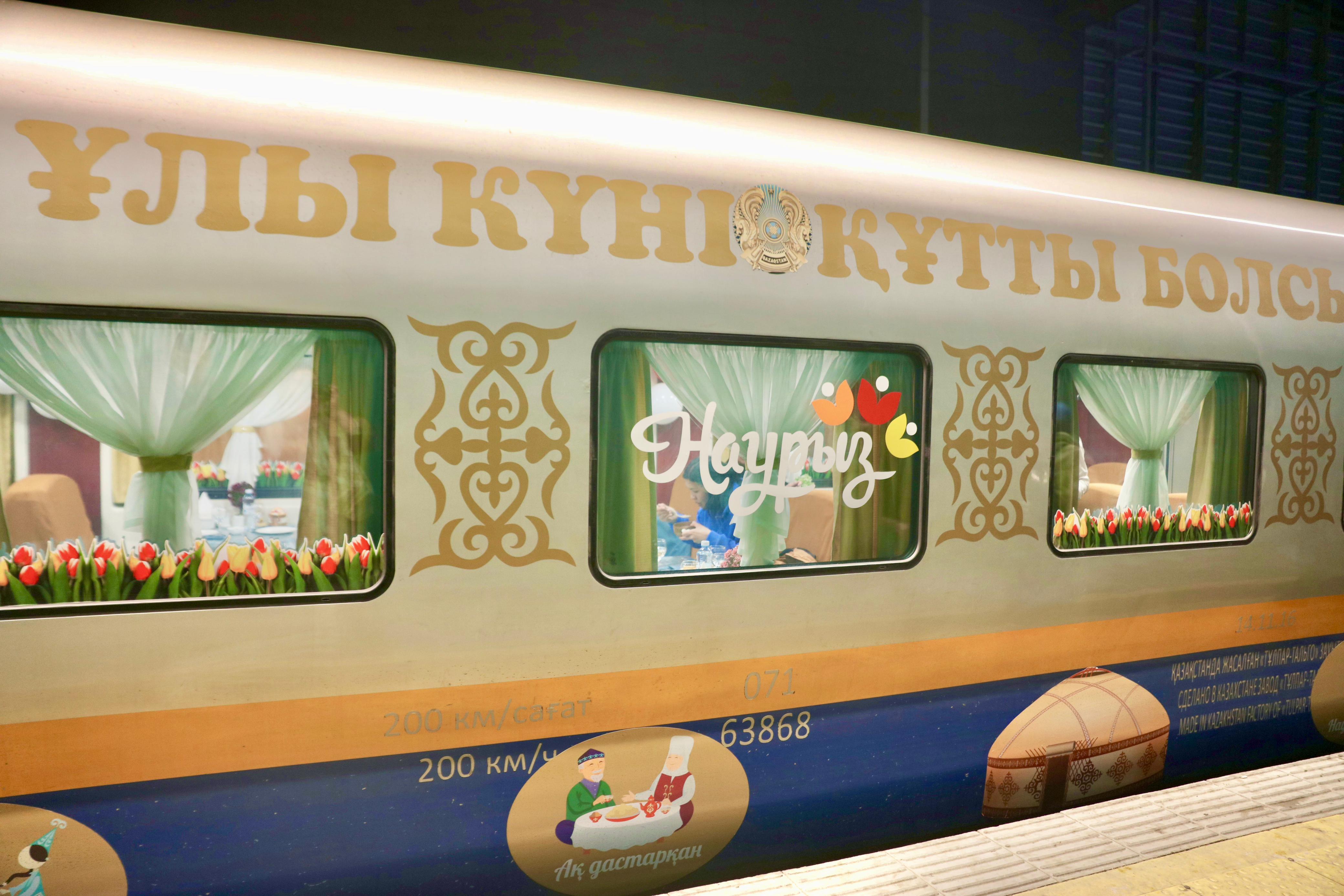 ەتنيكالىق ستيلدەگى پويىزدار جولعا شىقتى