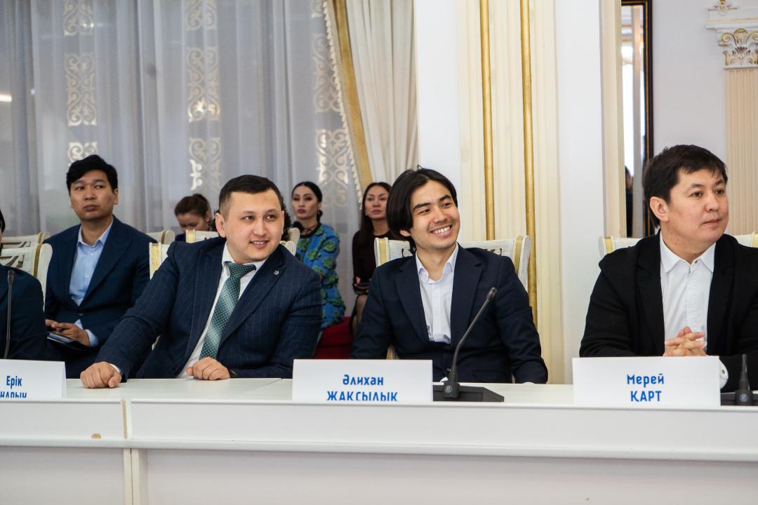 ەلوردادا جاستار ادەبي كلۋبىنىڭ العاشقى وتىرىسى ءوتتى