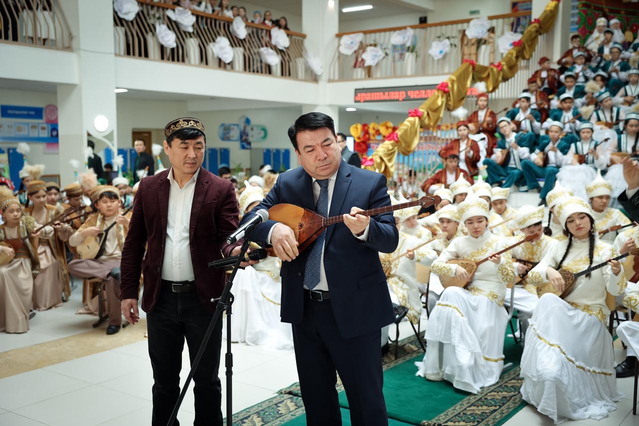 مەكتەپ وقۋشىلارى سالا باسشىسىمەن بىرگە دومبىرا تارتتى