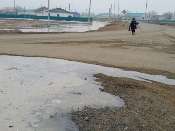 «ۇيدەن شىعا الماي وتىرمىز». اقتوبە وبلىسىندا ۇيلەر سۋعا كەتىپ جاتىر